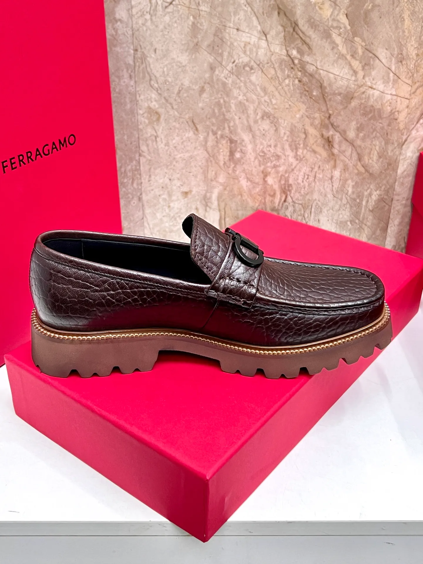 Original quality P580 Brand: Ferragamo Standard size: Men's size 38/44 (45.46 can be customized) Grade: Same style as the official website High-quality men's shoes Material: Customized first-layer calfskin with water-dyed cowhide lining Cowhide tiptoe Original non-slip and wear-resistant rubber outsole Style category: Men's formal business leather shoes are young and fashionable European and American trends British style Casual matching and comfortable feet Color: actual picture